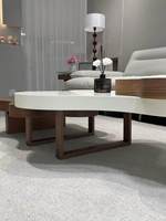 Table basse en bois massif style nuage crème à plateau irrégulier en dalle de roche, design haut de gamme pour salon, usage domestique