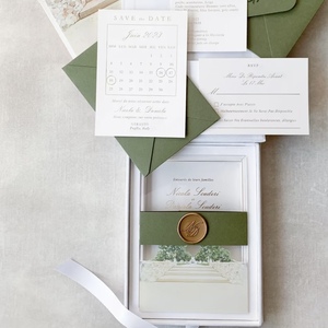 Tarjeta de invitación de boda de acrílico de lujo con diseño en lámina dorada y sello de monograma en caja rígida - Product Image 3