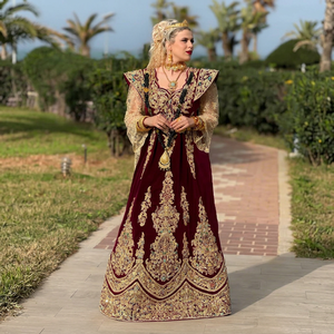 Robe de mariée traditionnelle longue en crêpe de couleur bordeaux foncé avec broderie dorée pour femme @2026 - Product Image 1