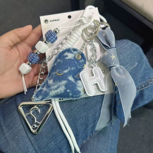 Llavero de lujo personalizable para mujer, dijes para bolso, decoración para llaves de coche para niñas, cadena de pulsera de cuentas hecha a mano para teléfono, llavero de PU con forma de croissant - Product Image 4