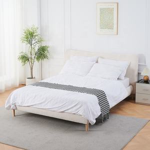 ผ้าหุ้มฐานสีขาวที่มีการออกแบบน้อยที่สุดหุ้มโครงเตียงควีนไซส์คู่พร้อมแผ่นไม้เนื้ออ่อน - Product Image 1
