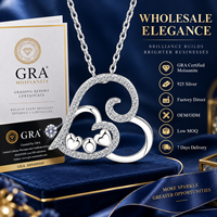Collier pour femme en argent sterling 925 de luxe avec trois mini cœurs pavés de moissanite et pendentif en forme de cœur avec inscription « Maman »