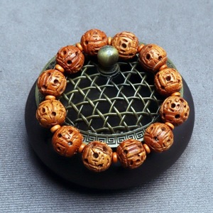 Pulsera tallada en nogal con patrón de flores, cuentas unisex para uso doméstico y para regalar - Product Image 3