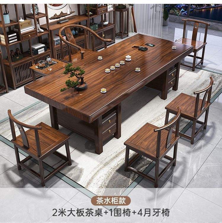 1 chaise en croissant, table non comprise.