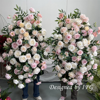 Arche florale élégante rose écoresponsable IFG avec roses et verdure pour la décoration de scène de mariage, de Noël et de fête de remise des diplômes