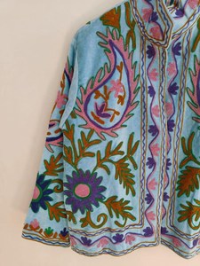 Veste d'hiver bohème en velours indien Suzani, respirante, écologique, faite à la main, brodée, imprimé animal, rembourrée en coton, avec boutons en dentelle - Product Image 2
