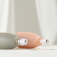 Flacon roll-on rectangulaire en verre de 10 ml pour huiles essentielles et parfums, avec couvercle en bois naturel et surface gravée à l'acide, diffuseur à bâtonnets pour cosmétiques