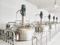 Cuve de réaction automatique sous pression en acier inoxydable à double enveloppe SUS304/SUS316L, contrôlée par PLC, pour réacteur chimique discontinu 100L