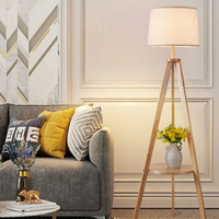 Lampadaire trépied en bois avec étagère ronde et abat-jour en tissu pour salon, chambre, chambre d'hôtel, salle d'attente