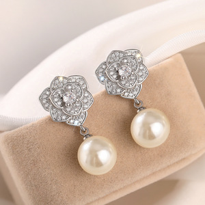 Orecchini Pendenti con Perle Simulate a Forma di Rosa e Camelia per Donne, Gioielli Eleganti e alla Moda - Product Image 1