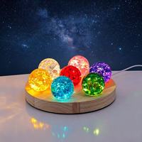 Vente en gros transfrontalière : Ornement décoratif de bureau, petite veilleuse sphérique en cristal coloré effet glace craquelée et ciel étoilé lumineux