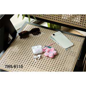 Audífonos Inalámbricos TWS-K110 con Colgante de Flor de Peluche y Estuche Protector de Silicona - Product Image 3