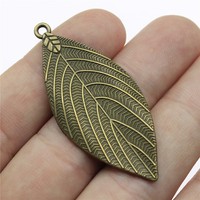 Pendentif en alliage de zinc bronze antique motif feuille à veinage chevrons 50x22mm pour décoration de table de mariage d'automne