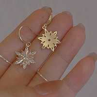 Pendientes de Aleación con Copos de Nieve Navideños con Brillantes Diamantes de Imitación en Tono Dorado, Joyería Elegante para Mujer para Fiestas Navideñas y Días Festivos