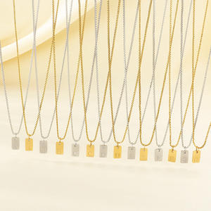 Collar con colgante de 26 letras inglesas a la moda, collar de <span class=keywords><strong>cadena</strong></span> de caja cuadrada pequeña creativa de aleación chapada en <span class=keywords><strong>oro</strong></span> para mujeres y hombres - Product Image 1