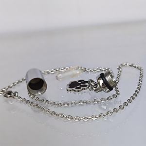Collana con ciondolo urna commemorativa per animali domestici in acciaio inossidabile moderno, con impronta di zampa, a forma di cilindro, per profumo, articoli funerari per la famiglia - Vendita calda - Product Image 5