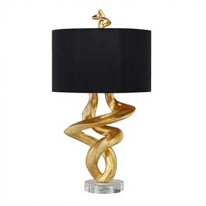 Lampe de table en polyéthylène doré avec base en cristal transparent pour hall d'hôtel, chambre d'hôtel, salon, chambre à coucher - Product Image 1