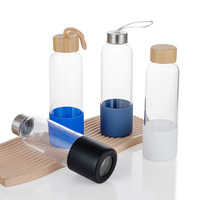 Bouteille d'eau en verre borosilicate faite à la main avec couvercle en bambou, manchon en silicone antidérapant, compatible lave-vaisselle et micro-ondes, style classique, vaisselle de qualité.