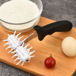 Rodillo de plástico desechable para masa de pizza con orificios, cortador de galletas para uso doméstico, herramienta perforadora de harina con mango cómodo - Product Image 1