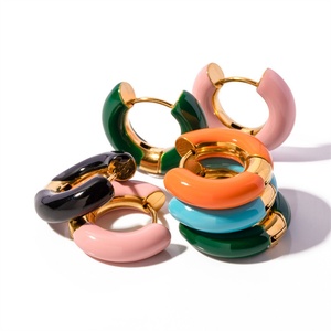 Boucles d'oreilles créoles populaires et mignonnes en or 18 carats avec émail - Product Image 1