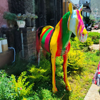 Grande statue de cheval en fibre de verre pour décoration de casino, sculpture géante d'extérieur pour jardin, modèle personnalisé pour hall d'hôtel moderne