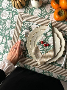 Mantel de Algodón Floral Moderno Hecho a Mano, Elegante y Versátil, en Varios Tamaños, con Diseño Estampado en Bloque, Ideal para Regalos de Acción de Gracias y Navidad - Product Image 6