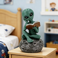 Figurine en résine personnalisée d'extraterrestre mignon, statue décorative amusante, figurine d'extraterrestre spatial assise sur une roche lunaire, ornement de bureau en résine