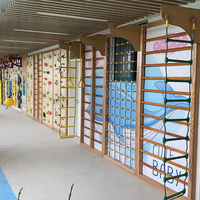 Mur d'escalade intérieur sûr pour enfants avec toboggan et anneaux pour salle de jeux à la maison pour tout-petits