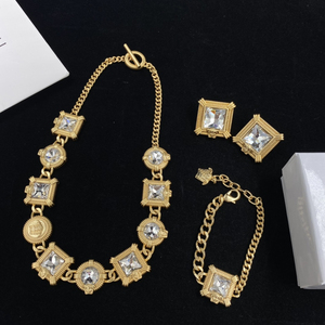 Set di Orecchini Grandi, Collana e Bracciale di Marca Famosa con Logo a Lettera, Design a Motivo <span class=keywords><strong>Medusa</strong></span> in Oro 18K, alla Moda ed Eccessivo - Product Image 1