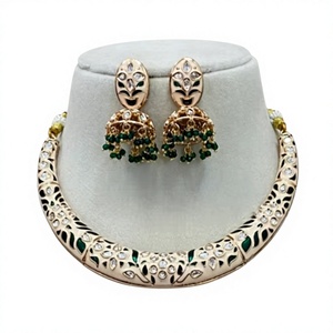 Conjunto de collar elegante chapado en oro de alta calidad de diseñador con pendientes para colección de ropa de boda y fiesta para mujeres o niñas - Product Image 2
