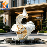 Sculpture en acier inoxydable personnalisée, ruban abstrait blanc-or, fontaine d'eau pour hôtel, villa, cour, centre de vente immobilière