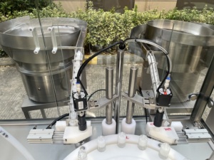 เครื่องบรรจุของเหลวอัตโนมัติ PLC ความแม่นยำสูง 10-120 มล. สำหรับขวดพลาสติกและแก้ว น้ำผลไม้ น้ำมัน เครื่องดื่ม อุตสาหกรรมเคมี - Product Image 5