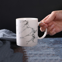 Vente en gros de tasses à café en céramique personnalisées de 12 oz, motif marbré unique, style européen moderne, blanc