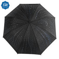 Parapluie de golf au design minimaliste, motif galaxie étoilée et tourbillons cosmiques, avec baleines résistantes au vent, pour la gamme de produits à thème spatial