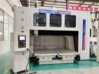 Centre d'usinage CNC 5 axes à outils réversibles et double broche pour la production de meubles sur mesure, la découpe et le fraisage de chaises en contreplaqué courbé