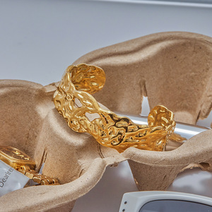 กำไลข้อมือสแตนเลสสีทอง18K แบบฉลุเครื่องประดับแฟชั่นใช้ได้ทั้งชายและหญิง - Product Image 2