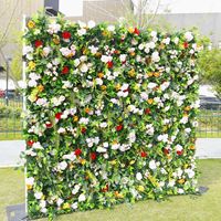 Mur de fleurs artificielles en feuillage vert luxuriant, mélange de roses en soie rouges, blanches et oranges, panneau mural pour mariage, événement, restaurant, boutique, décoration