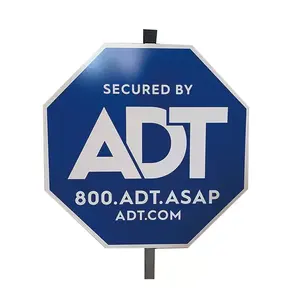 Amerikan yansıtıcı uyarı levhası kurulu ADT güvenlik bahçesinde işareti