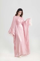OEM Kundenspezifisches Logo Bescheidenes Elegantes Muslimisches Damenkleid aus Satin mit Weiten Ärmeln und Federverzierten Manschetten in Voller Länge