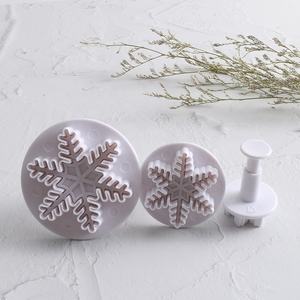 Plastica 3 pezzi 3d natale antiaderente tenuto in mano fondente stantuffo goffratura fiocchi <span class=keywords><strong>di</strong></span> <span class=keywords><strong>neve</strong></span> <span class=keywords><strong>tagliabiscotti</strong></span> - Product Image 1