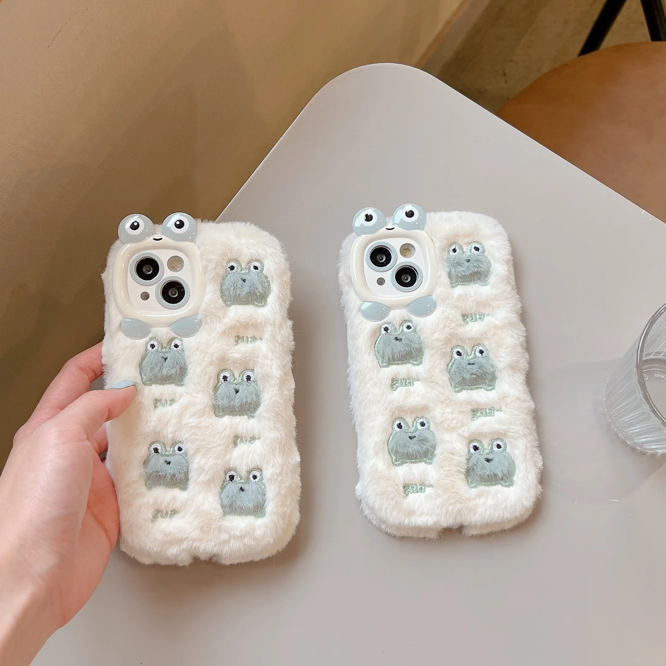 カメラプロテクター電話ケース高級刺繍カエルスタンドバックカバーアニマルケース耐衝撃TPU女性カメラプロテクター