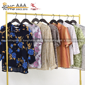 KingAAA Vêtements d'occasion pour femmes, doux et respectueux de la peau, lots mixtes de vêtements de seconde main pour femmes grandes tailles, confortables, en balles en gros - Product Image 6