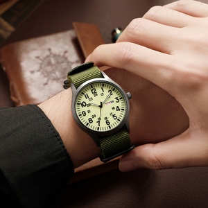 Montre de sport pour homme avec mouvement à quartz analogique, boîtier rond, bracelet en nylon vert, marquages 24 heures - Product Image 1