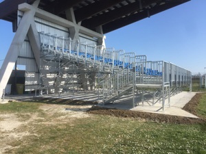 Soporte prefabricado de acero galvanizado en caliente marca CETA Serie M/1 Hecho en Italia Elevadores de pendiente simple de 0,20 M para entretenimiento deportivo - Product Image 3