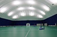 Tente à membrane gonflable ignifuge Airdome Project pour structure tendue de terrain de tennis, de football, de gymnase universitaire