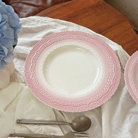 Assiette de présentation en céramique rose vintage à motif dentelle en relief, bord ondulé, blanc os, pour décoration de table de mariage et service de table domestique