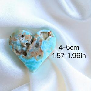 Vente en gros de cristaux naturels de hemimorphite des Caraïbes en forme de cœur, baguettes de guérison, pierres précieuses et tranches de cristal pour la décoration - Product Image 6