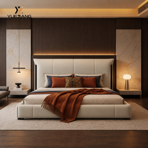 <span class=keywords><strong>Letto</strong></span> <span class=keywords><strong>matrimoniale</strong></span> di design italiano Amal con testiera <span class=keywords><strong>imbottita</strong></span> larga, finiture in metallo e ancoraggi, lussuoso <span class=keywords><strong>letto</strong></span> imbottito per camera da <span class=keywords><strong>letto</strong></span> moderna. - Product Image 1