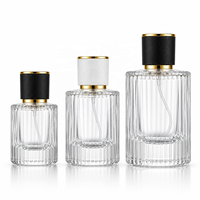 Vente en gros de flacons de parfum en verre côtelé transparent de 30 ml, 50 ml, 100 ml avec atomiseur à fine brume dorée, bouchons noirs et blancs