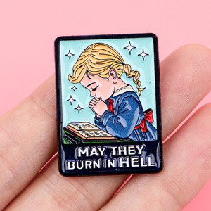 Broche en émail humoristique et sarcaste : Que leurs âmes brûlent en enfer – Épinglette rétro pour fille coquette, humorisme noir, bénédiction torsadée - Product Image 2